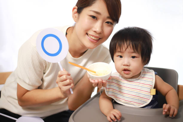 istock Mother with a 〇 tag Baby food 1288258996