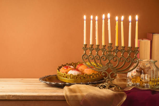 día festivo judío concepto hanukkah con menorah vintage, sufganiyah y libros sobre mesa de madera - menorah fotografías e imágenes de stock