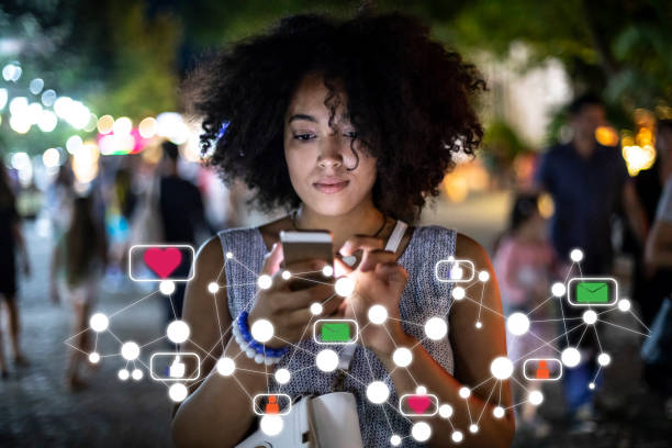 소셜 미디어 및 디지털 온라인 개념, 스마트 폰을 사용하는 여성 - 데이트 뉴스 사진 이미지