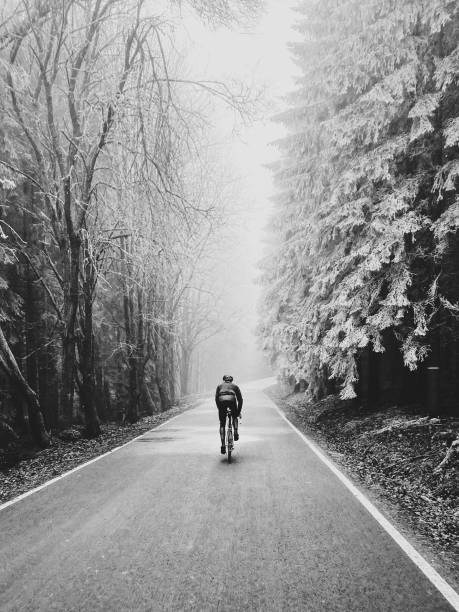 winter cycling - road cycling imagens e fotografias de stock