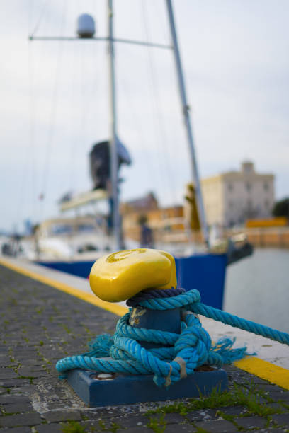 bollard avec une corde d’amarrage - moored passenger ship rope lake photos et images de collection