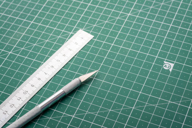 skalpel do cięcia papieru i linijki na macie tnącej w badaniu - ruler wood measuring instrument of measurement zdjęcia i obrazy z banku zdjęć