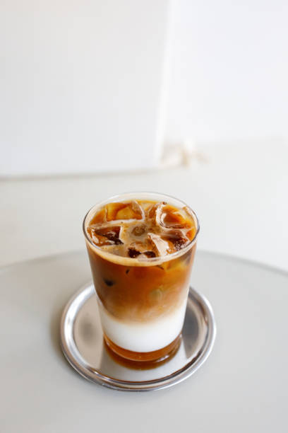 甘いアイスパンプキンスパイスラテ - latté pumpkin spice coffee ストックフォトと画像