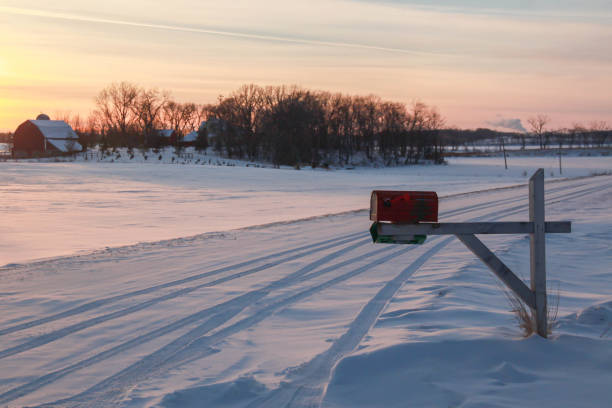 mailbox in rural minnesota, usa. christmas time sunset on a winters day. - christmas winter sunset snow imagens e fotografias de stock