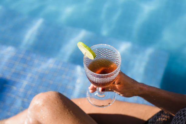 напиток в бассейне - poolside enjoyment sensuality blue стоковые фото и изображения
