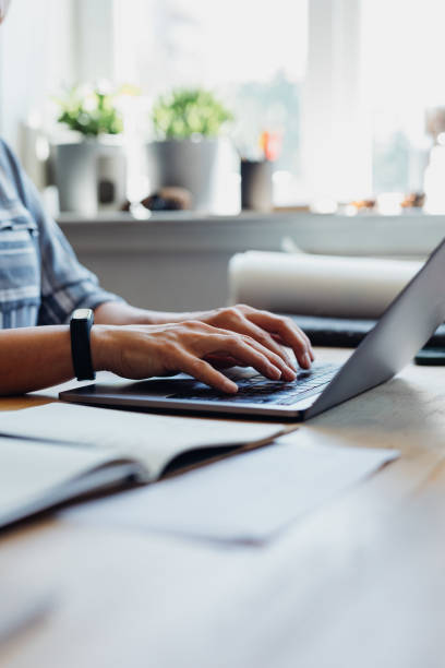 z bliska strzał anonimowy młody bizneswoman za pomocą laptopa podczas pracy z domu - letter writing note pad handwriting zdjęcia i obrazy z banku zdjęć