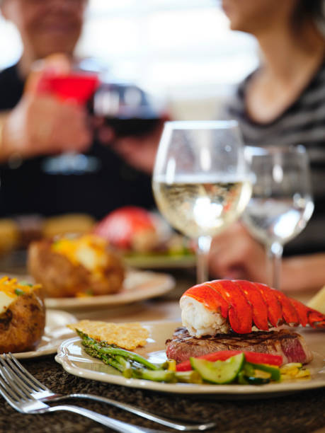 럭셔리 다이닝 - steak dinner lobster wine 뉴스 사진 이미지