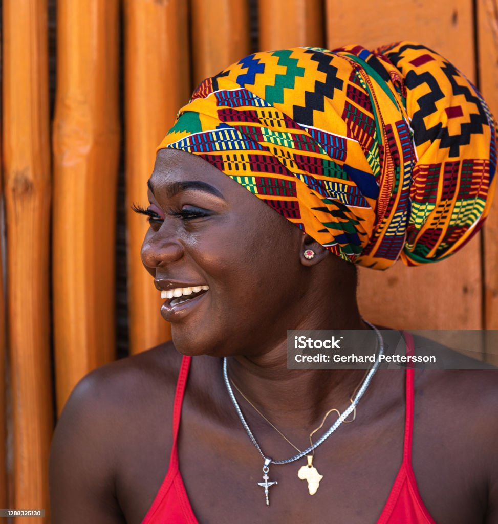 Счастливая африканская женщина в маленькой деревне - Стоковые фото Культура Африки роялти-фри