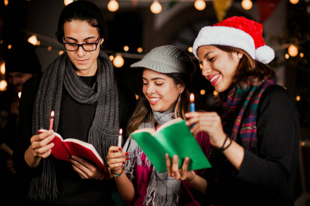 mexicano posada, latinos em festa cantando canções para o natal no méxico - caroler - fotografias e filmes do acervo