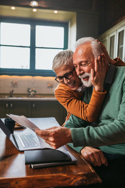 가계 예산을 함께 얻을 시간 - senior adult couple computer retirement 뉴스 사진 이미지