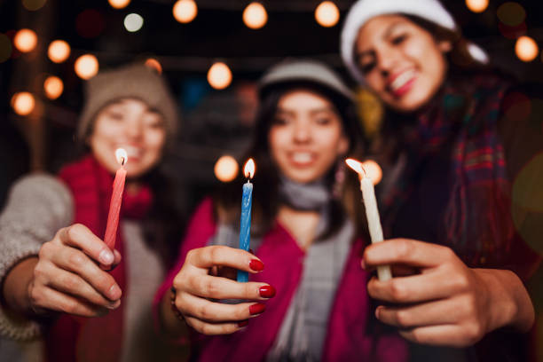 mulheres latinas segurando velas para posada mexicana em festa de natal no méxico - caroler - fotografias e filmes do acervo