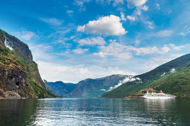 sognefjord in norwegen - sogn og fjordane county stock-fotos und bilder