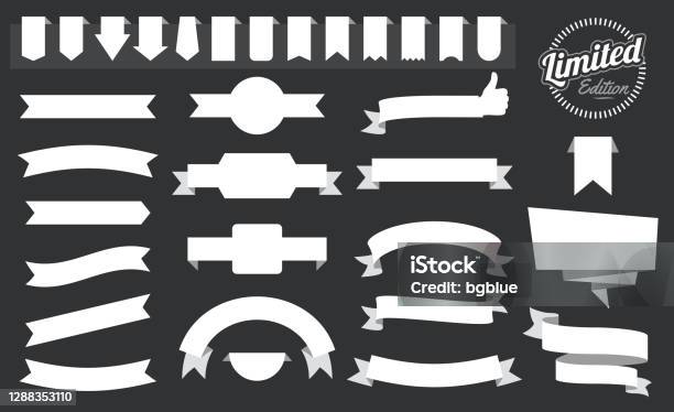 ホワイトリボンバナーバッジラベルのセット 黒の背景にデザイン要素 - ウェブバナーのベクターアート素材や画像を多数ご用意 - ウェブバナー, バナー看板, リボン