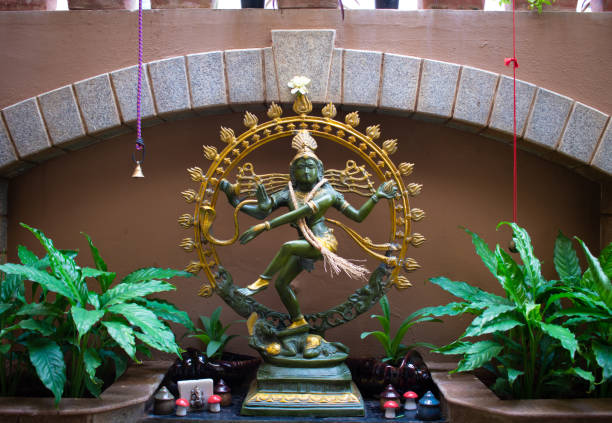 bellissimo idolo nataraja con decorazione naturale - shiva hindu god statue dancing foto e immagini stock