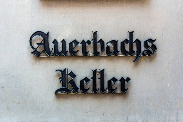 исторический вход maedlerpassage ,лейпциг германия с знаком исторического ресторана с именем auerbachs келлер, где гете уже часто - faust стоковые фото и изображения