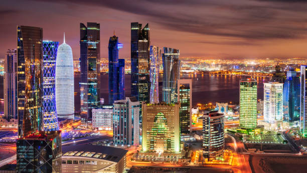 panorama da noite do catar de doha iluminava a paisagem moderna da cidade na noite do catar - middle east highway street night - fotografias e filmes do acervo