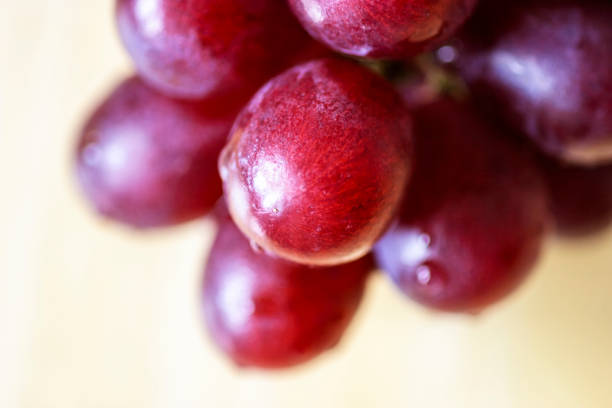 grappolo d'uva su tavola - red grape grape fruit sweet food foto e immagini stock