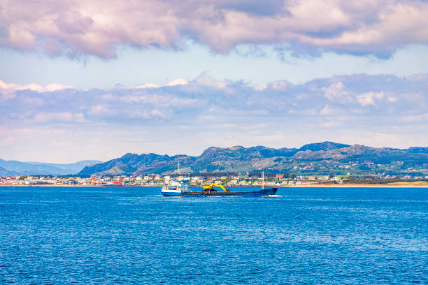 barco en el camino a la costa noruega - 13417 fotografías e imágenes de stock