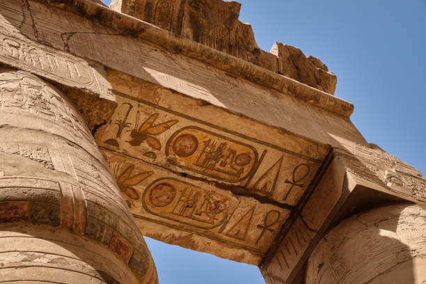 enormi pilastri della grande sala iposte nel tempio di karnak a luxor, egitto - temple of luxor hypostyle hall foto e immagini stock