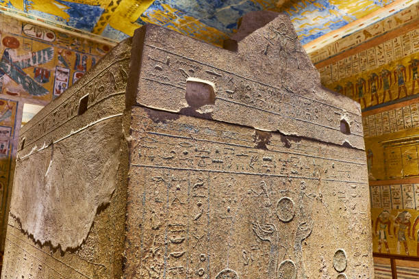 sarcófago de piedra en la tumba real en el valle de los reyes, egipto - sarcófago fotografías e imágenes de stock