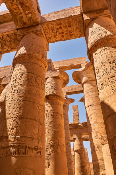 enormi pilastri della grande sala iposte nel tempio di karnak a luxor, egitto - temple of luxor hypostyle hall foto e immagini stock