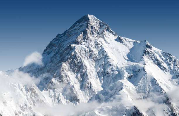 snowcapped k2 peak - mountain peak imagens e fotografias de stock