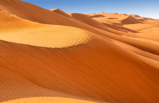 dunas de areia no deserto árabe - travel adventure water oman - fotografias e filmes do acervo