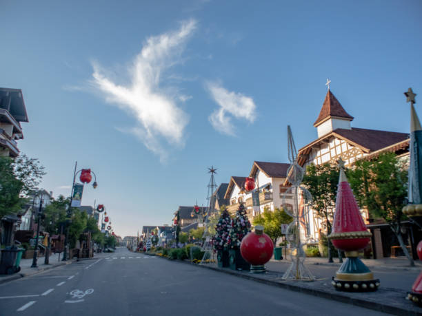 ville de gramado dans le temps de noël - rio grande photos et images de collection