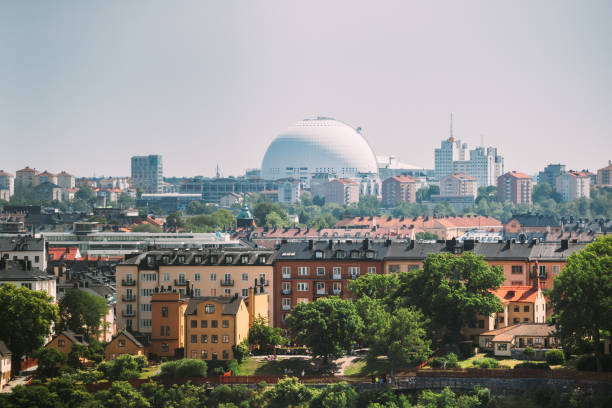 stockholm. ericsson globe i sommar skyline. det är för närvarande den största hemisfäriska byggnaden i världen, som används för stora konserter, sportevenemang - stockholm bildbanksfoton och bilder