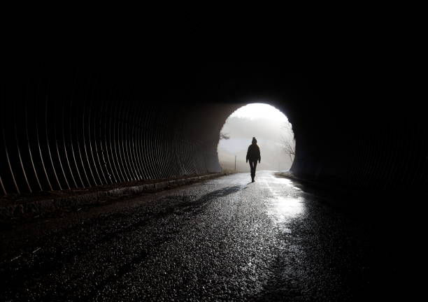 luce alla fine del tunnel - luce alla fine del tunnel foto e immagini stock