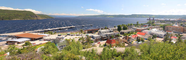 panorama de verão de labaie city - saguenay - fotografias e filmes do acervo