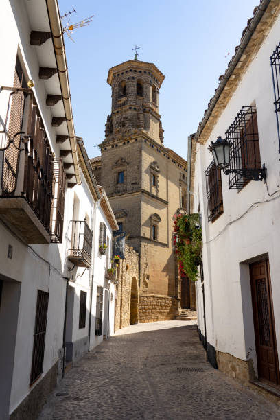 古い大学の塔、ユネスコ、jaen、スペインの世界遺産とバエザの旧市街の典型的な通り。 - jabalquinto ストックフォトと画像