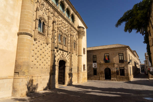バエサの旧市街にあるジャバルキント宮殿のファサード、ユネスコ、ジャン、スペインの世界遺産。 - jabalquinto ストックフォトと画像