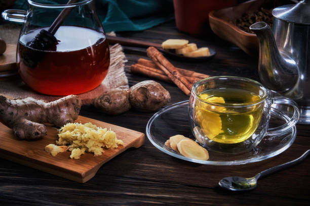 visão de perto de alto ângulo de uma xícara de infusão de chá quente de gengibre em uma mesa em uma cozinha rústica - stevia tea herbal tea herb - fotografias e filmes do acervo