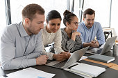 multiracial-millennial-mitarbeiter-die-an-der-projektentwicklung-beteiligt-sind-und-in-gruppen.jpg?b=1&s=170x170&k=20&c=zHX6ajTuOV66oBc85z0LqxOxwrejhsLPYk-RqACfCak=