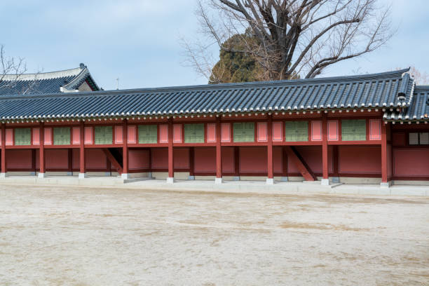 Wooden house with black tiles of Hwaseong Haenggung Palace loocated in Suwon South Korea, the largest one of where the king and royal family retreated to during a war, use by the Joseon kings since the time of King Jeongjo casa de madera con azulejos negros del palacio hwaseong haenggung desatado en suwon corea del sur, la más grande de donde el rey y la familia real se retiraron durante una guerra, utilizado por los reyes joseon desde la época del rey jeongjo