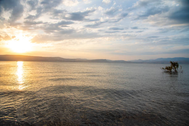 закат над галилейским морем и голанские высоты - lake tiberius стоковые фото и изображения