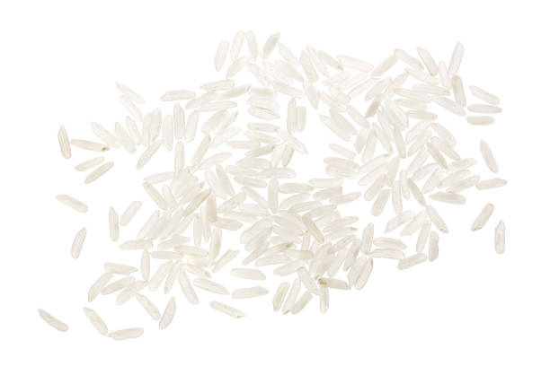 granos de arroz aislados sobre fondo blanco. vista superior. lay plano - arroz grano fotos fotografías e imágenes de stock