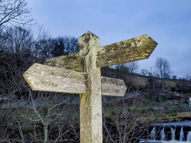 signo de dirección - bridle path flash fotografías e imágenes de stock