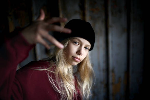 portret blond nastolatki stojącej w domu w opuszczonym budynku. - youth culture gang member adolescence family zdjęcia i obrazy z banku zdjęć