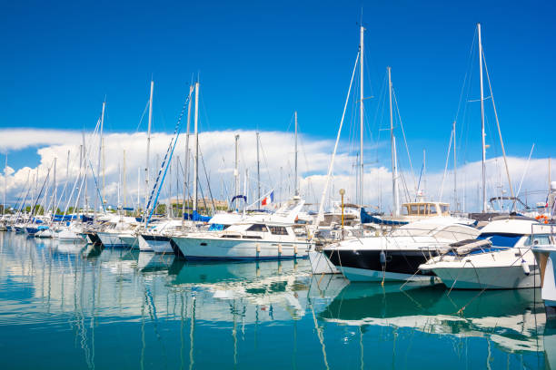 marina avec yachts de luxe à antibes sur la côte d’azur en france - antibes photos et images de collection