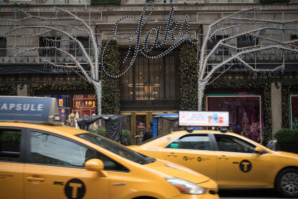 nueva york durante la emergencia covid-19. - saks fifth avenue fotografías e imágenes de stock