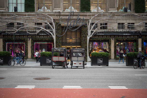 nueva york durante la emergencia covid-19. - saks fifth avenue fotografías e imágenes de stock