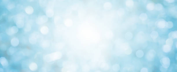 abstrait flou beau fond de couleur bleu lueur avec la lumière bokeh cercle pour le festival de noël et bonne année 2021 conception de saison comme concept de bannière - soft gel photos et images de collection