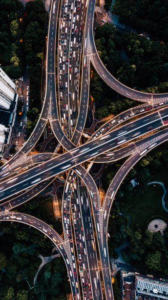 duskの陸橋と都市交通のドローンポイントビュー - aerial view shanghai technology multiple lane highway ストックフォトと画像