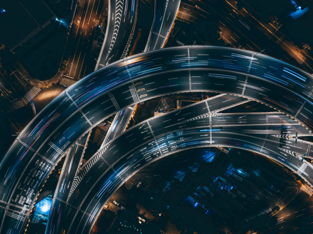 夜間の陸橋と都市交通のドローンポイントビュー - aerial view shanghai technology multiple lane highway ストックフォトと画像