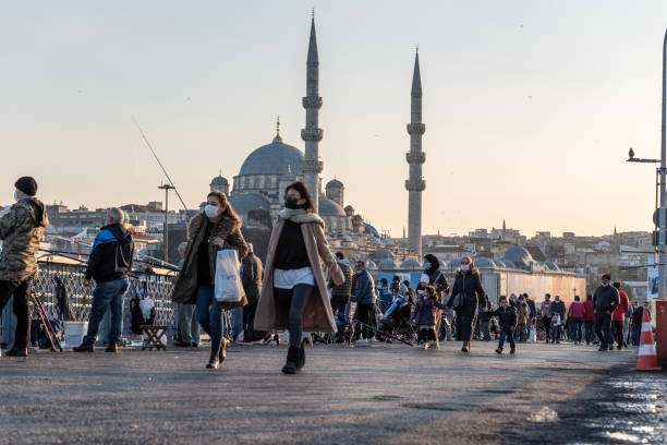 turkse mensen die beschermende gezichtsmaskers dragen en buiten lopen - turkije stockfoto's en -beelden