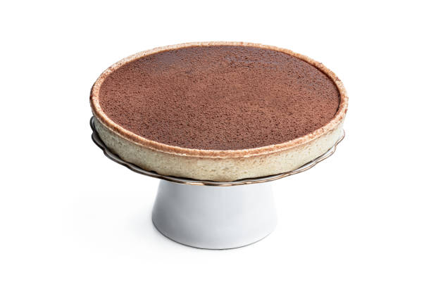 白で隔離されたケーキスタンドの塩キャラメルとチョコレートタルト - tart cake pie isolated ストックフォトと画像