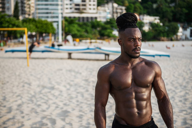 shirtless afro athlet am strand - nackter oberkörper stock-fotos und bilder