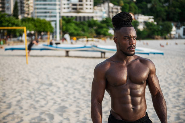 atleta afro senza camicia in spiaggia - shirtless foto e immagini stock